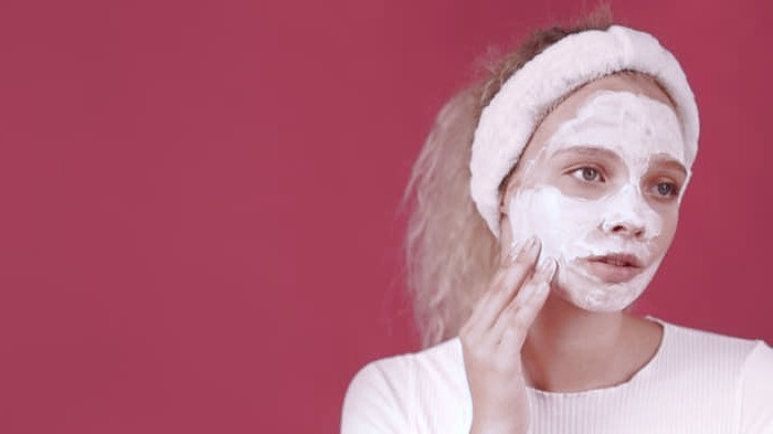استفاده کردن از ضد آفتاب فیشیال صورت در منزل
