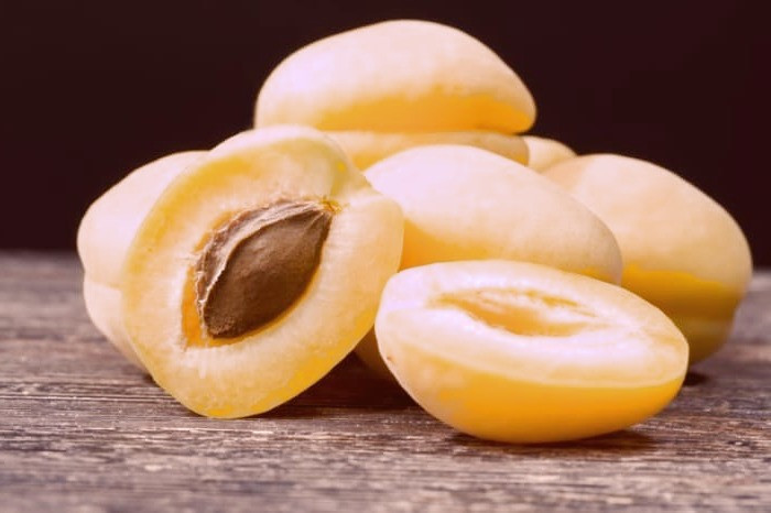 ماسک زرد آلو با آووکادو زرد آلو