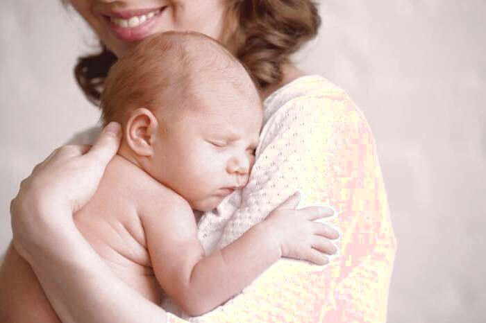 نوازش کردن نوزاد