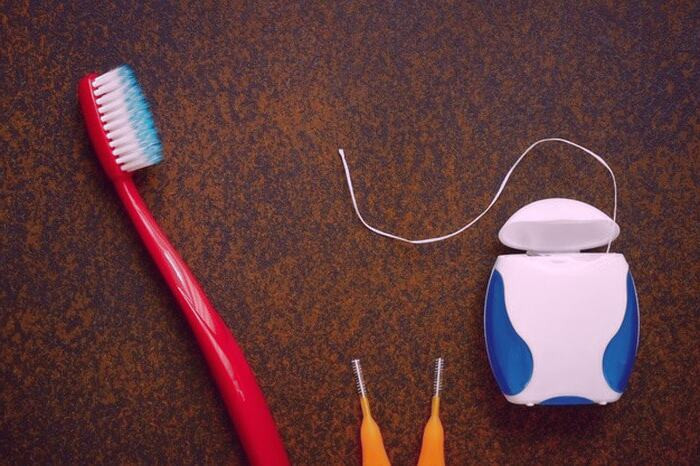 ترتیب مسواک و نخ دندان