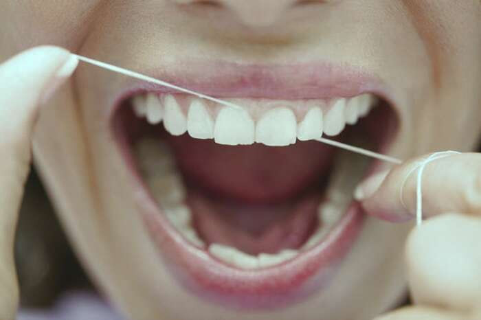 اهمیت استفاده از نخ دندان