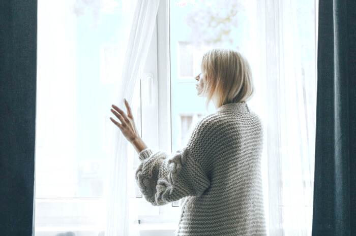 کنار زدن پرده ها