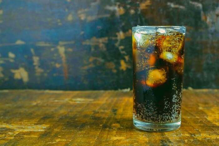 پرهیز از نوشابه برای جلوگیری از حساسیت دندان نوشیدنی های اسیدی