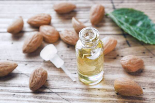 موهای نرم و ابریشمی با روغن بادام  روغن بادام
