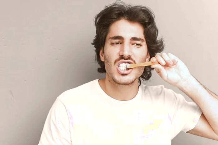 مسواک زدن قبل از صبحانه یا بعد از صبحانه؟ علت مسواک زدن قبل صبحانه