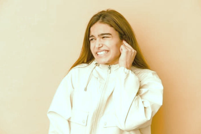 درد گوش از علائم عفونت گوش بزرگسالان درد گوش