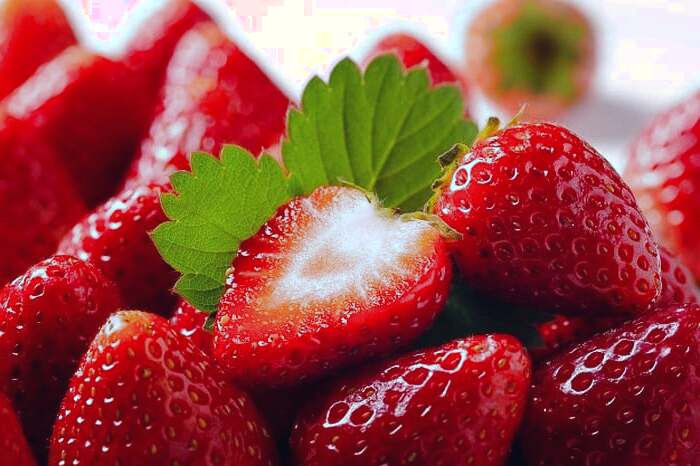 جرم گیری طبیعی دندان در خانه با توت فرنگی  توت فرنگی