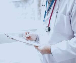 چگونه بیماری کرون را درمان کنیم؟ راهکارهای گیاهی برای مقابله با علائم کرون