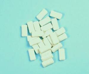 بررسی مزایا و معایب جویدن آدامس بر سلامت بدن