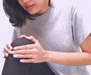 تسکین درد زانو با پک روغن کرچک ویژه + راهنما