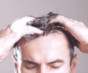 بررسی تأثیرات منفی شستشوی مکرر موها