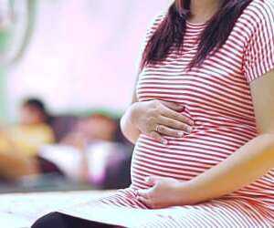 گیاه‌درمانی و راهکارهای خانگی برای مقابله با ریزش مو در دوران بارداری