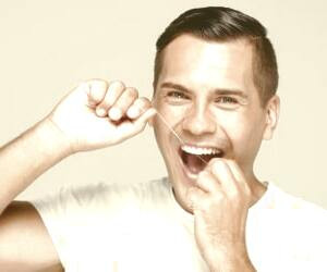 بهترین روش استفاده از نخ دندان برای افراد با لثه و دندان های حساس