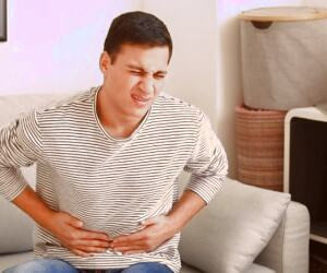 معده درد را در خانه درمان کنید | راهکارهای درمان معده درد