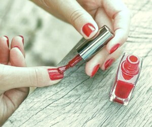لاک ناخن و تأثیرات آن بر اعضای بدن: عوارض و مخاطرات