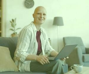 بهترین راهکارهای مقابله با ریزش مو در طول درمان شیمیایی