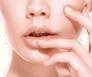 لب‌های خشک و پوسته‌ای را به راحتی در خانه درمان کنید