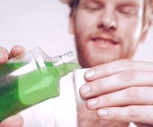 چگونه دهانشویه ها بر سلامت بدن تأثیر می گذارند؟