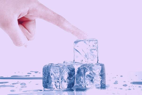 رفع کبودی لب بر اثر مکیدن