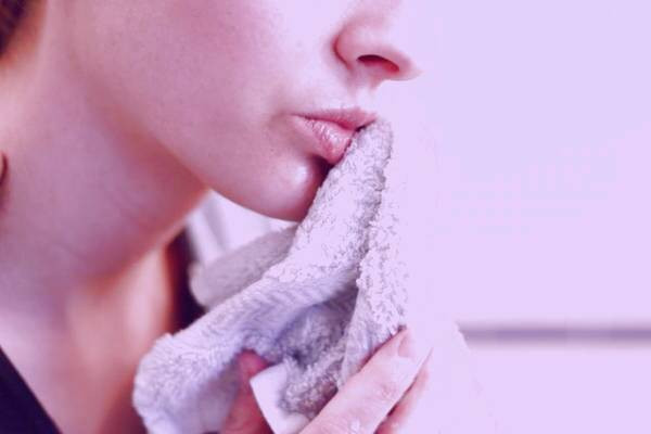 رفع کبودی لب بعد از بوسیدن