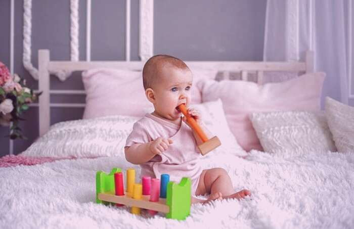 خوردن اسباب بازی توسط کودک