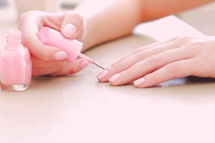 لاک زدن به ناخن ها