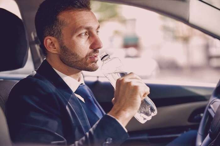 نوشیدن آب کافی