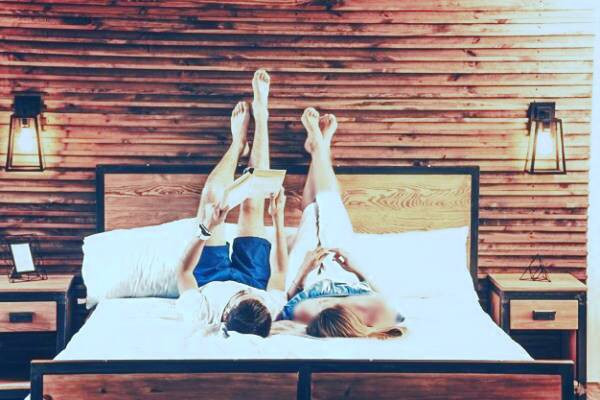 بالا گذاشتن پا در خواب