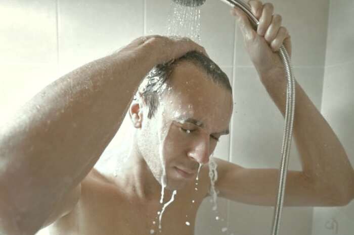 دوش آب گرم برای درمان گردن درد بعد از خواب دوش آب گرم