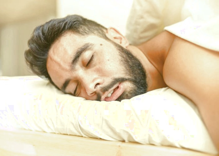 دمر خوابیدن از عوامل ایجاد گردن درد دمر خوابیدن