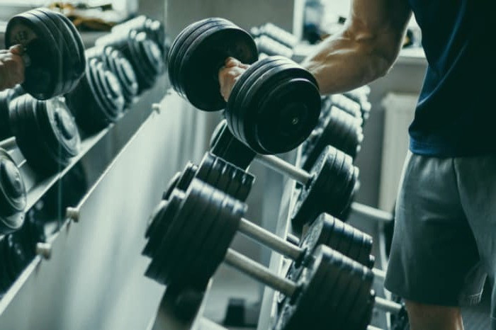 حرکات ورزشی برای کاهش درد گردن شراگ دمبل