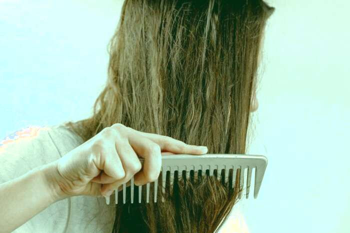 راه کاهش ریزش مو در حمام شانه دندان پهن