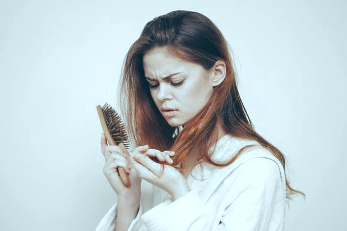 علت ریزش مو در حمام علت ریزش موی شدید