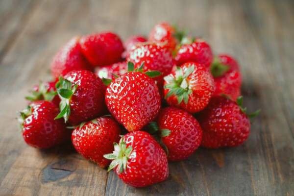 توت فرنگی برای درمان اگزما توت فرنگی