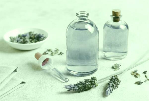 زدن روغن اسطوخودوس به مو قبل از خواب روغن اسطوخودوس