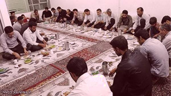 فواید جالب غذا خوردن بر روی زمین غذاخوردن