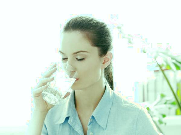 نوشیدن آب برای بهبود جریان خون نوشیدن آب