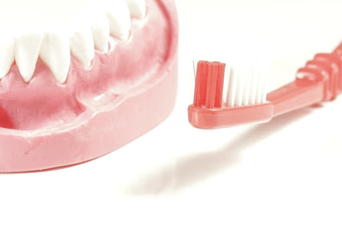 در آوردن دندان مصنوعی