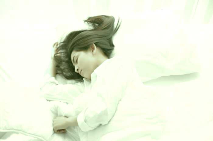 خوابیدن با لباس گرم