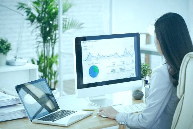 نشستن پشت کامپیوتر