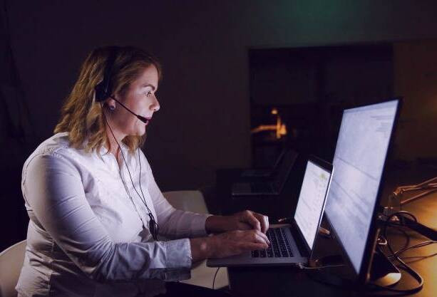 طرز نشستن پشت کامپیوتر 