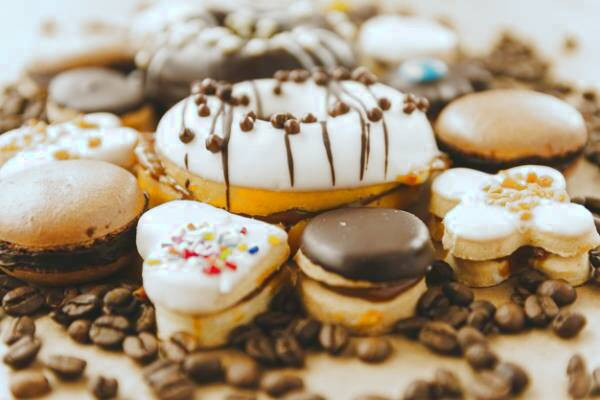 شکلات و شیرینی