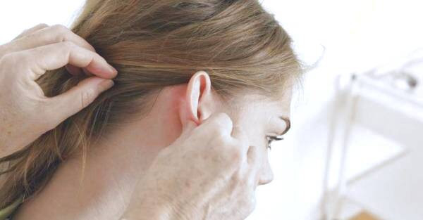 بوی بد پشت گوش