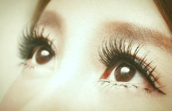 ضرر استفاده از مژه مصنوعی