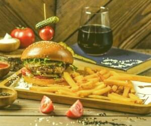 به چرا همبرگر و نوشابه را همزمان مصرف نکنیم؟
