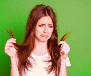 بررسی دلایل موهای ضعیف و بی حیات + راهکارهای مؤثر برای درمان