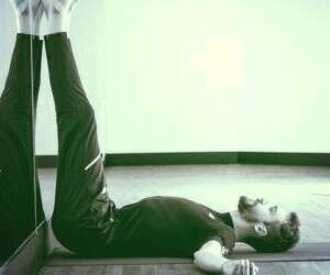 بهبود کیفیت خواب با قرار گرفتن به پشت و بالا بردن پاها