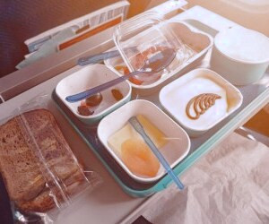 سفر هوایی سالم: راهنمای تغذیه قبل و بعد از پرواز