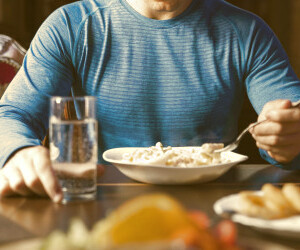 بهترین زمان برای نوشیدن آب: پیش و پس از صرف غذا