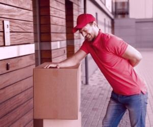 آسیب‌های ناشی از بلند کردن اجسام سنگین و راهکارهای مناسب